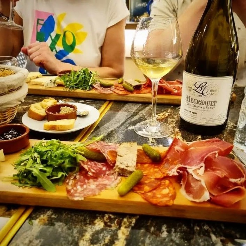 La Table du 9 - Caviste & Bar à Nans les Pins